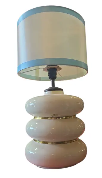 Foto de um(a) Abajur moderno em porcelana branca, da categoria de Abajures. Abajur versátil e elegante com base em porcelana trabalhada em relevo ondulado. Design funcional que combina com qualquer... Vendido no marketplace Trésors.