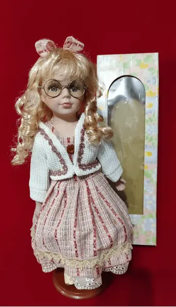 Foto de um(a) Boneca de Porcelana com Suporte e Embalagem Original, Década de 1990, da categoria de Bonecas. Boneca de porcelana com suporte e embalagem original, década de 1990 parte do corpo com enchimento, como no padrão. Cabelos... Mostrado de uma perspectiva diferente. Vendido no marketplace Trésors.