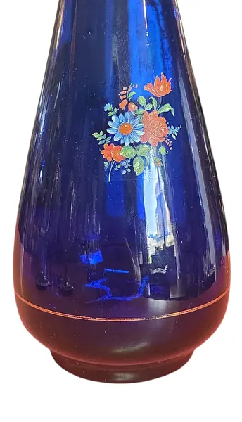 Foto de um(a) Vaso de Vidro Azul Cobalto Com Decoração Floral, da categoria de Vasos. Este vaso de vidro azul cobalto com decoração floral é uma peça charmosa e elegante para qualquer ambiente. O azul profundo... Mostrado de uma perspectiva diferente. Vendido no marketplace Trésors.