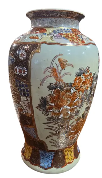 Foto de um(a) Vaso Decorativo Satsuma – Cerâmica Policromada com Detalhes em Relevo e Dourado, da categoria de Vasos. Encante-se com este elegante vaso decorativo que evoca a tradicional estética Satsuma. A peça apresenta um fundo em tom... Vendido no marketplace Trésors.