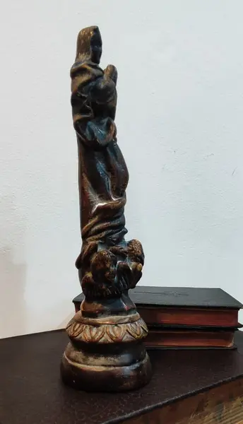 Foto de um(a) Imagem Nossa Senhora da Conceição, Década de 1970, da categoria de Objetos religiosos e espirituais. Imagem nossa senhora da conceição: reprodução em gesso com patina estilo madeira envelhecida, com base em relevo circundada... Mostrado de uma perspectiva diferente. Vendido no marketplace Trésors.