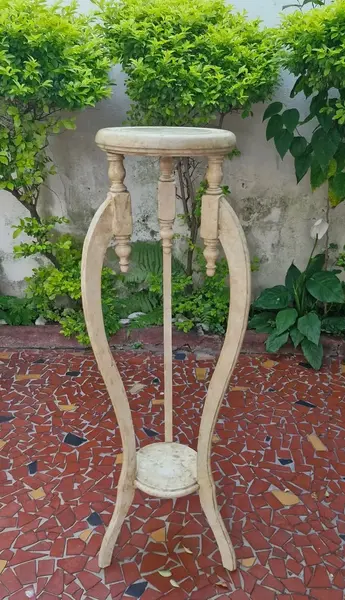 Foto de um(a) Floreira em madeira nobre com pátina, da categoria de Móveis para jardim. Linda floreira em madeira nobre com pátina imitando marmore. Medidas : altura 1,06 cm x largura 36 cm x base 30 cm. Mostrado de uma perspectiva diferente. Vendido no marketplace Trésors.