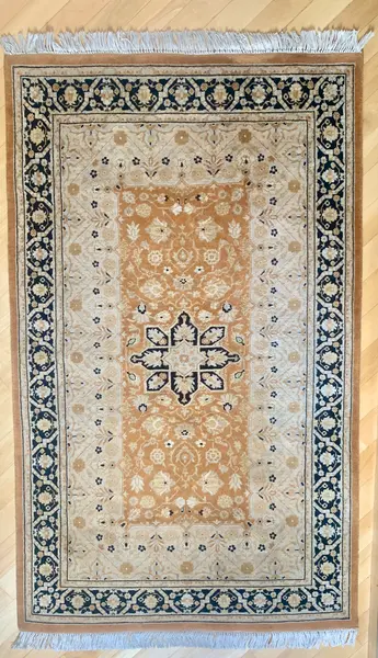 Foto de um(a) Tapete Persa tecido a mão em tons bege e verde, da categoria de Tapetes. Tapete persa tecido a mão em tons bege e verde medindo 1,68m x 96 cm em perfeito estado. Mostrado de uma perspectiva diferente. Vendido no marketplace Trésors.