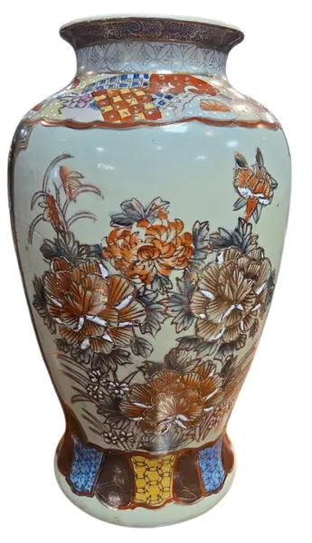 Foto de um(a) Vaso Decorativo Satsuma – Cerâmica Policromada com Detalhes em Relevo e Dourado, da categoria de Vasos. Encante-se com este elegante vaso decorativo que evoca a tradicional estética Satsuma. A peça apresenta um fundo em tom... Mostrado de uma perspectiva diferente. Vendido no marketplace Trésors.