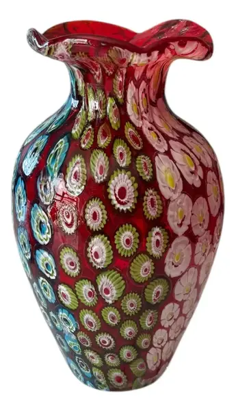 Foto de um(a) Antigo Legítimo Vaso Murano Italiano Vermelho Millefiori (Usado), da categoria de Vasos. ~ Millefiori ~ Murano italiano, significa “mil flores” Belíssimo vaso artístico, ricamente feito à mão por mestres... Vendido no marketplace Trésors.
