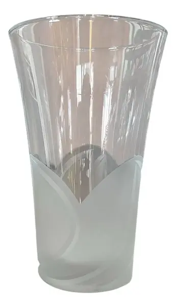 Foto de um(a) Antigo Vaso Art Deco Em Cristal Francês Darques Satiné, da categoria de Vasos. ~ Crystal D’arques ~Antigo e sofisticado vaso artístico em cristal francês lapidado à mão com decoração satiné em relevo,... Vendido no marketplace Trésors.