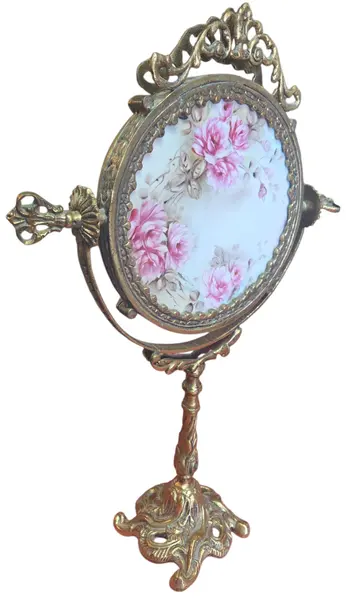 Foto de um(a) Espelho de Bancada em Bronze - Moldura Trabalhada com Fundo em Porcelana Floral, da categoria de Espelhos. Encantador espelho de bancada estilo vintage, uma peça decorativa clássica que une a robustez do bronze à delicadeza da... Mostrado de uma perspectiva diferente. Vendido no marketplace Trésors.