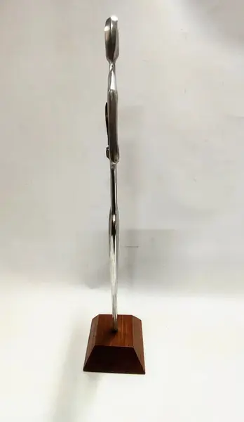 Foto de um(a) Escultura Masculina Fundida em Alumínio, Pgqp, Década de 2010, da categoria de Escultura. Escultura masculina fundida em alumínio e polido com base em madeira. Feita por renomado artista gaúcho que agraciou com seu... Mostrado de uma perspectiva diferente. Vendido no marketplace Trésors.