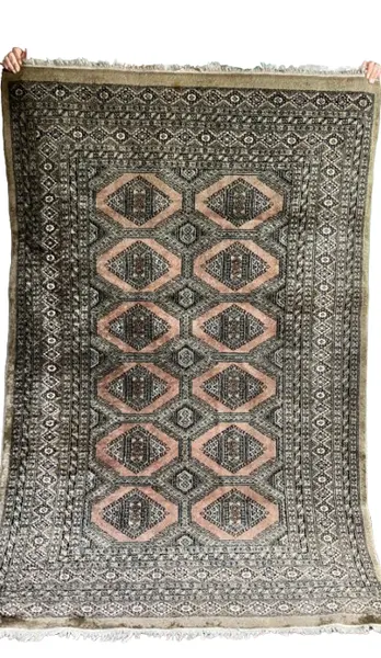 Foto de um(a) Tapete Paquistanês Bokhara, da categoria de Tapetes. Autêntico tapete paquistanês confeccionado inteiramente à mão em lã, seguindo a tradicional técnica de tecelagem oriental.... Vendido no marketplace Trésors.