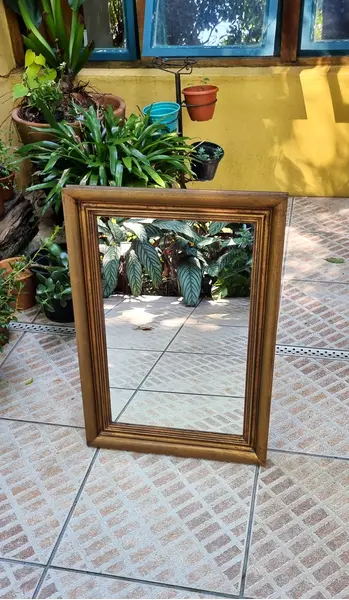 Foto de um(a) Espelho vintage, com moldura em madeira, da categoria de Espelhos. Linda peça em perfeito estado, sem riscos, moldura em madeira com douração. Mostrado de uma perspectiva diferente. Vendido no marketplace Trésors.