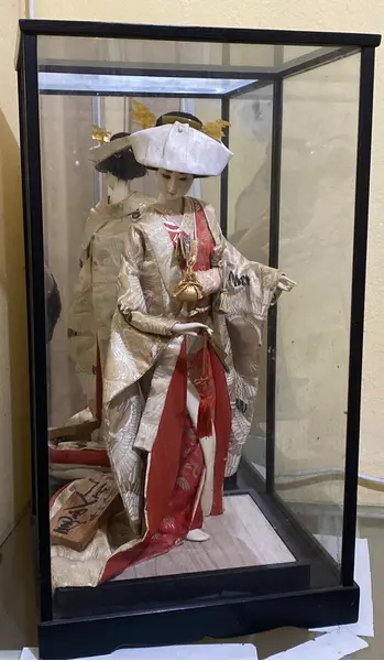 Foto de um(a) Boneca gueixa japonesa em caixa de vidro NINGYŌ (Boneca Japonesa de Noiva Tradicional, da categoria de Escultura. Linda boneca japonesa de noiva (Hanayome Ningyō) em vitrine de vidro, peça vintage artesanal japonesa. Representa a noiva... Mostrado de uma perspectiva diferente. Vendido no marketplace Trésors.