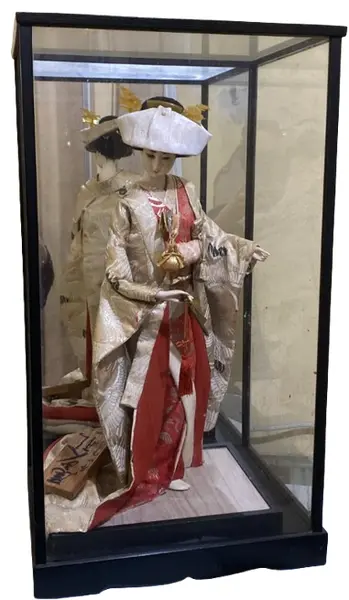 Foto de um(a) Boneca gueixa japonesa em caixa de vidro NINGYŌ (Boneca Japonesa de Noiva Tradicional, da categoria de Escultura. Linda boneca japonesa de noiva (Hanayome Ningyō) em vitrine de vidro, peça vintage artesanal japonesa. Representa a noiva... Vendido no marketplace Trésors.