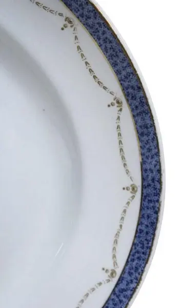 Foto de um(a) Travessa em porcelana MAPPIN & WEBB LTDA, da categoria de Travessas e tigelas. Imponente travessa de porcelana branca da MAPPIN & WEBB LTDA , com marca d'água. Apresenta faixa azul na borda e cercaduras... Mostrado de uma perspectiva diferente. Vendido no marketplace Trésors.