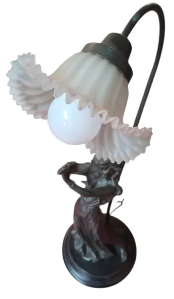 Foto de um(a) Escultura Luminária Antiga Cigana em Petit Bronze, da categoria de Escultura. Esta magnífica escultura luminária em petit bronze retrata uma figura cigana com impressionante riqueza de detalhes. A peça... Mostrado de uma perspectiva diferente. Vendido no marketplace Trésors.