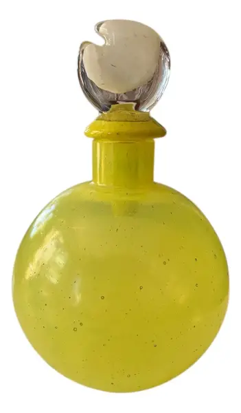 Foto de um(a) Antigo Perfumeiro Decorativo Em Murano Amarelo Art Deco, da categoria de Garrafas, potes e jarros. Italy Glass Antigo perfumeiro decorativo em Murano amarelo com a tampa com detalhes em branco. Peça toda original. Art Deco.... Vendido no marketplace Trésors.