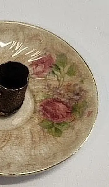 Foto de um(a) Palmatória em Porcelana Holandesa, da categoria de Castiçais. Palmatória de porcelana holandesa: releitura de um pires de cafezinho triste e solitário, agora com uma nova função! Peça... Mostrado de uma perspectiva diferente. Vendido no marketplace Trésors.