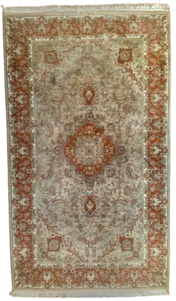 Foto de um(a) Tapete Persa tecido a mão em tons cinza e vermelho, da categoria de Tapetes. Tapete persa tecido a mão em tons cinza e vermelho medindo 1,68m x 96cm em perfeito estado. Mostrado de uma perspectiva diferente. Vendido no marketplace Trésors.