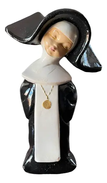 Foto de um(a) Antiga Pequena Escultura De Freira Cerâmica Italiana Depose, da categoria de Escultura. Depose Italy - Antiga e original escultura de freira em cerâmica artística italiana, peça feita à mão. Medidas 12x8cm. Vendido no marketplace Trésors.
