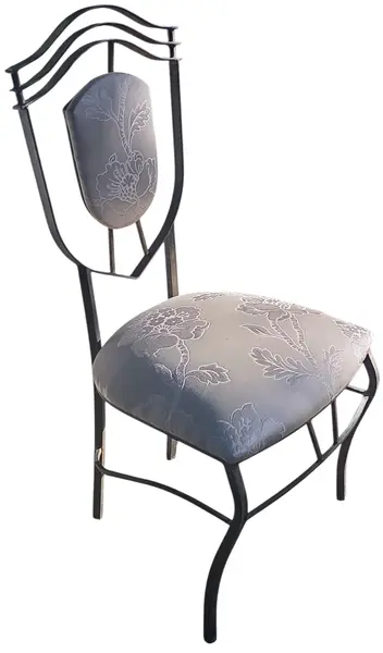 Foto de um(a) Cadeira de Ferro Decorativa com Encosto e Assento Estofado Floral, da categoria de Outras cadeiras. Sofisticada cadeira decorativa que une a robustez do metal com a delicadeza de um design clássico e imponente. Uma peça... Mostrado de uma perspectiva diferente. Vendido no marketplace Trésors.