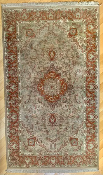 Foto de um(a) Tapete Persa tecido a mão em tons cinza e vermelho, da categoria de Tapetes. Tapete persa tecido a mão em tons cinza e vermelho medindo 1,68m x 96cm em perfeito estado. Mostrado de uma perspectiva diferente. Vendido no marketplace Trésors.