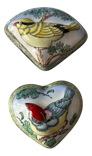 Foto de um(a) Antigo Par De Caixinhas Decorativas Colecionáveis Pássaros, da categoria de Cestos e Caixas. Antigo e maravilhoso par de caixinhas decorativas em metal esmaltado à mão com decoração de pássaros. Bastante riqueza de... Vendido no marketplace Trésors.