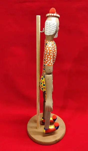 Foto de um(a) Palhaço Articulado em Madeira Policromada, Arte Nordestina, Década de 1980, da categoria de Modelos e estatuetas. Palhaço articulado em madeira policromada com suporte e gancho para pendurar, década de 1980 arte nordestinada reconhecida... Mostrado de uma perspectiva diferente. Vendido no marketplace Trésors.