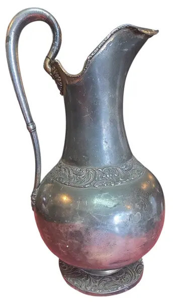 Foto de um(a) Rara Jarra em Estanho Século XIX - Decoração Europeia Antiga, da categoria de Jarros. Relíquia em Estanho do Século XIX Esta imponente jarra em estanho é um exemplar autêntico do século XIX, apresentando o... Mostrado de uma perspectiva diferente. Vendido no marketplace Trésors.