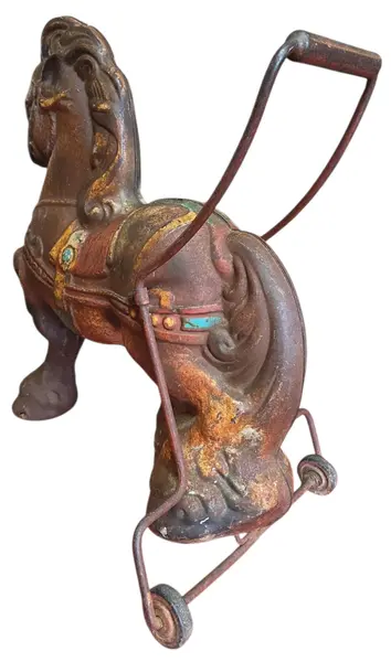 Foto de um(a) Pônei Mobo Bronco – Original England, da categoria de Brinquedos antigos. Este exemplar autêntico do "Mobo Bronco" é uma verdadeira peça de história. Fabricado na Inglaterra. Mostrado de uma perspectiva diferente. Vendido no marketplace Trésors.