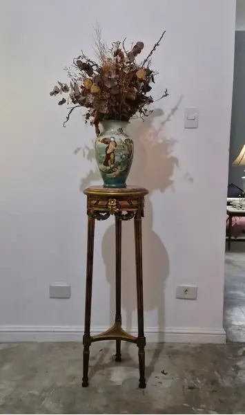 Foto de um(a) Coluna madeira e mármore, da categoria de Floreira de parede. Bellissima coluna / cantoneira apoiada em 3 pés com entalhes florais , acabamento dourado com base de mármore rosa Medidas :... Mostrado de uma perspectiva diferente. Vendido no marketplace Trésors.