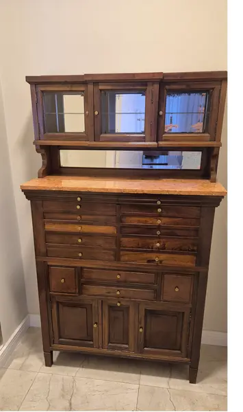 Foto de um(a) Armario/gabinete com portas e gavetas, da categoria de Arquivos e Gaveteiros. Armário ou gabinete para armazenamento Devido aos seus muitos gavetas pequenas e à sua aparência, pode ser um gabinete de... Mostrado de uma perspectiva diferente. Vendido no marketplace Trésors.