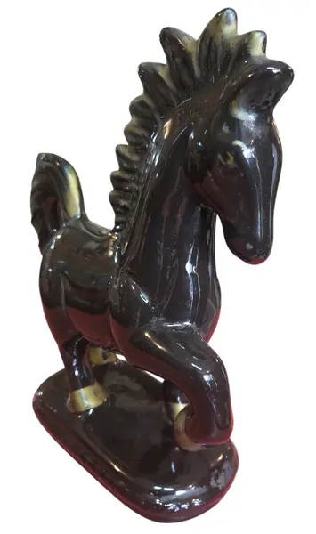 Foto de um(a) Corcel Imperial: Porcelana Vitrificada de Alto Padrão, da categoria de Escultura. Uma peça statement que exala força e mistério. Esta escultura de cavalo é produzida em porcelana de alta densidade. O efeito... Mostrado de uma perspectiva diferente. Vendido no marketplace Trésors.