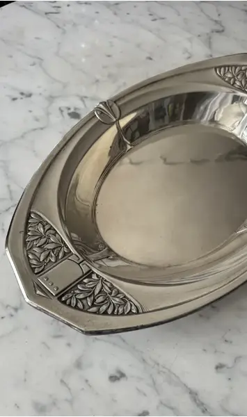 Foto de um(a) Antiga Travessa Centro De Mesa Art Deco Prata Alemã Wmf, da categoria de Travessas e tigelas. Antigo centro de mesa/travessa Art Deco, em prata teor 90 da famosa manufatura alemã WMF, com elegante decoração de... Mostrado de uma perspectiva diferente. Vendido no marketplace Trésors.