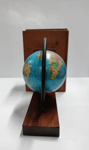 Foto de um(a) Porta Livros Globo Terrestre, Peça Única, da categoria de Apoio para livros. Porta livros globo terrestre: aro em latão ebanizado e com cotas, base em mdeira de cedro e globo em acrílico com papel... Mostrado de uma perspectiva diferente. Vendido no marketplace Trésors.