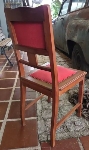 Foto de um(a) Cadeira Centenária em Imbuia Maciça, da categoria de Outras cadeiras . Adicione personalidade e história ao seu ambiente com esta belíssima cadeira centenária. Executada em Imbuia, uma das... Mostrado de uma perspectiva diferente. Vendido no marketplace Trésors.
