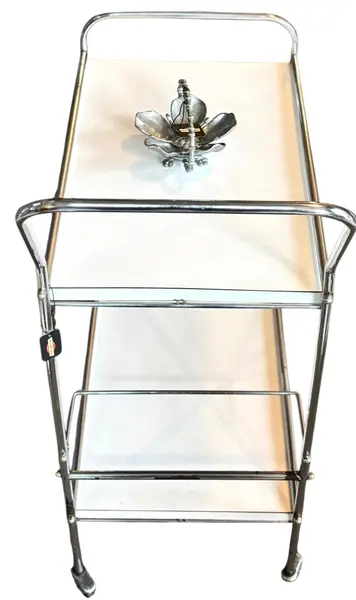 Foto de um(a) Carrinho de Chá Vintage Modernista - Formica Original, da categoria de Carrinhos de bar e auxiliares. ***NÃO ACOMPANHA O CINZEIRO*** Carrinho de chá vintage modernista Peça em formica toda original. Peça com Marcas do tempo. Mostrado de uma perspectiva diferente. Vendido no marketplace Trésors.