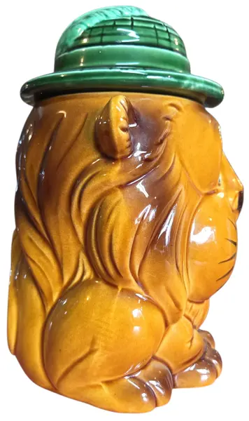 Foto de um(a) Potiche Antigo Leão de Cerâmica - Japan, da categoria de Garrafas, potes e jarros. Encantador potiche em cerâmica vitrificada, representando um leão com chapéu de explorador (safari). Esta peça é um exemplar... Mostrado de uma perspectiva diferente. Vendido no marketplace Trésors.