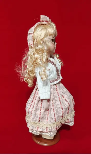Foto de um(a) Boneca de Porcelana com Suporte e Embalagem Original, Década de 1990, da categoria de Bonecas. Boneca de porcelana com suporte e embalagem original, década de 1990 parte do corpo com enchimento, como no padrão. Cabelos... Mostrado de uma perspectiva diferente. Vendido no marketplace Trésors.