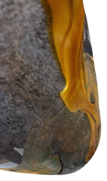 Foto de um(a) Vaso Murano Preto Rajado, da categoria de Vasos. Cada curva deste vaso conta uma história de fogo e sopro. Mostrado de uma perspectiva diferente. Vendido no marketplace Trésors.