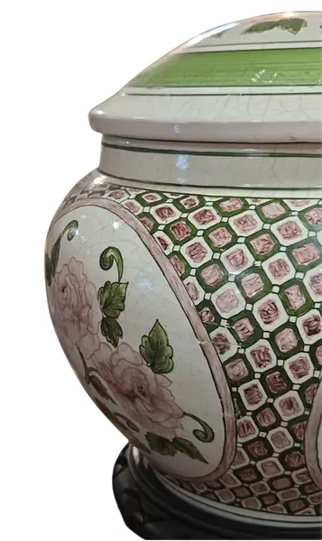 Foto de um(a) Potiche Cerâmica Luiz Salvador – Estilo Faiança com Pintura Floral e Base em Madeira, da categoria de Vasos. Exemplar autêntico da prestigiada Cerâmica Luiz Salvador (Itaipava), este pote decorativo com tampa combina o charme do... Mostrado de uma perspectiva diferente. Vendido no marketplace Trésors.