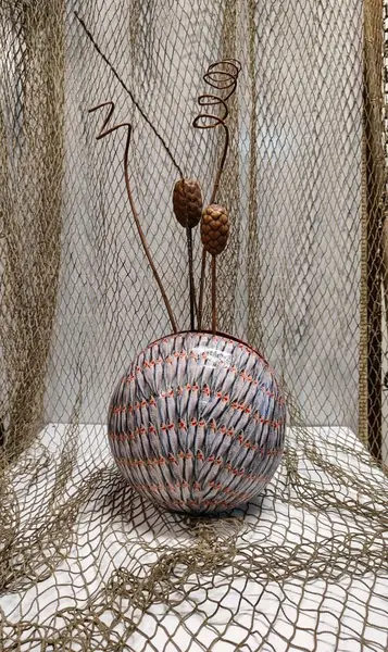 Foto de um(a) Vaso em Cerâmica Sardinhas, Peça Única, da categoria de Vasos. Vaso de cerâmica com decupage de sardinhas e acabamento vitrificado. Peça única pelo designer marcelus ribas. Diâmetro: 18... Mostrado de uma perspectiva diferente. Vendido no marketplace Trésors.