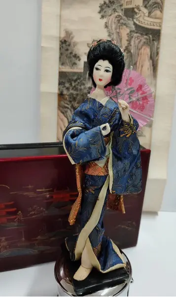 Foto de um(a) Japonesa com Kosode em Seda, Década de 1960, da categoria de Modelos e estatuetas. Japonesa com seu traje típico - o kosode, em seda forrado. Um clássico dos anos 1960. A: 23 cm L: 7 cm Peso: 92 g. Mostrado de uma perspectiva diferente. Vendido no marketplace Trésors.