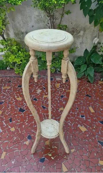 Foto de um(a) Floreira em madeira nobre com pátina, da categoria de Móveis para jardim. Linda floreira em madeira nobre com pátina imitando marmore. Medidas : altura 1,06 cm x largura 36 cm x base 30 cm. Mostrado de uma perspectiva diferente. Vendido no marketplace Trésors.