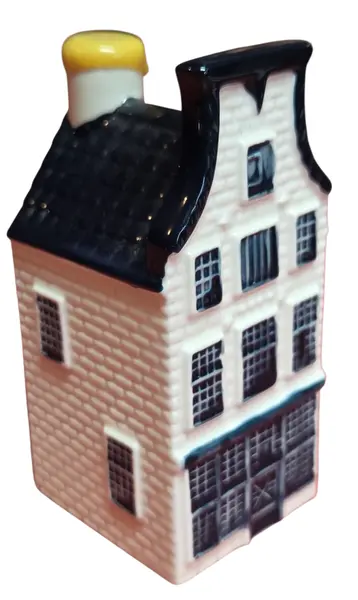 Foto de um(a) Mini Casa KLM Delft Blue House - Amsterdã em Porcelana, da categoria de Outros colecionáveis. Icônica miniatura da famosa coleção KLM Delft Blue Houses. Esta peça reproduz fielmente as tradicionais casas de Amsterdã,... Mostrado de uma perspectiva diferente. Vendido no marketplace Trésors.