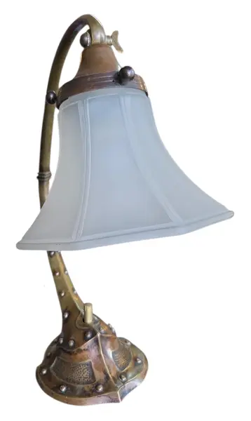 Foto de um(a) Abajur Antigo de Mesa Estilo Art Déco e Industrial em Latão e Bronze – Cúpula Sextavada em Vidro Acetinado, da categoria de Abajures. Magnífico abajur de mesa original de época, Uma peça de colecionador que une robustez industrial e elegância decorativa. Mostrado de uma perspectiva diferente. Vendido no marketplace Trésors.