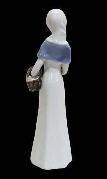 Foto de um(a) Escultura de dama em porcelana, da categoria de Escultura. Delicada escultura de dama com farto cachecol na tonalidade azul e carregando cesto no braço esquerdo. Peça bastante... Mostrado de uma perspectiva diferente. Vendido no marketplace Trésors.