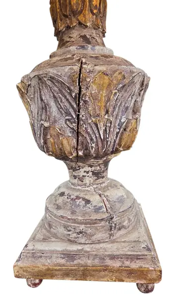 Foto de um(a) Abajur Barroco em Madeira Entalhada à Mão, da categoria de Abajures. Dois lindos abajures barrocos disponíveis. Peça que unem a robustez da madeira nobre à delicadeza do entalhe artesanal,... Mostrado de uma perspectiva diferente. Vendido no marketplace Trésors.