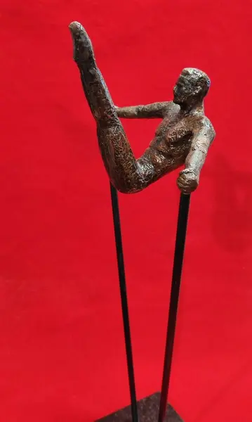 Foto de um(a) Escultura Cinética Inglesa, Anos 2000, da categoria de Escultura. Escultura cinética expressa a arte do movimento em resina com pátina cobre, base em granito preto e hastes em ferro. Obra... Mostrado de uma perspectiva diferente. Vendido no marketplace Trésors.