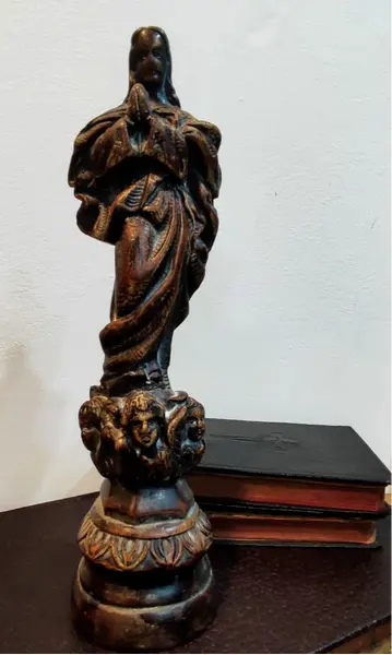 Foto de um(a) Imagem Nossa Senhora da Conceição, Década de 1970, da categoria de Objetos religiosos e espirituais. Imagem nossa senhora da conceição: reprodução em gesso com patina estilo madeira envelhecida, com base em relevo circundada... Mostrado de uma perspectiva diferente. Vendido no marketplace Trésors.