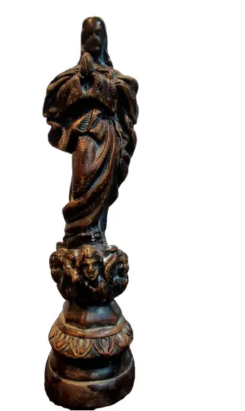 Foto de um(a) Imagem Nossa Senhora da Conceição, Década de 1970, da categoria de Objetos religiosos e espirituais. Imagem nossa senhora da conceição: reprodução em gesso com patina estilo madeira envelhecida, com base em relevo circundada... Vendido no marketplace Trésors.