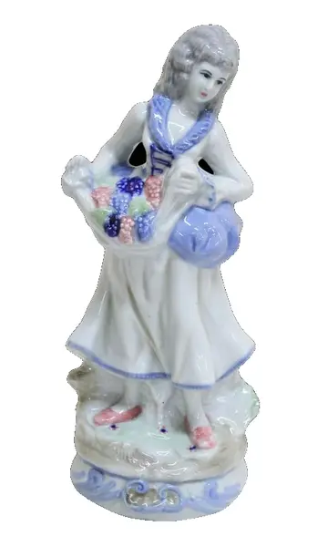 Foto de um(a) Escultura em porcelana alemã anos 50, da categoria de Escultura. Belíssima escultura em porcelana alemã pintada a mão, dos anos 50, ricamente policromada e folheada a ouro, representando "... Vendido no marketplace Trésors.